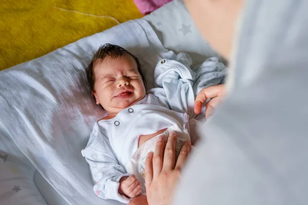 Vista Dall Alto Sul Bambino Caucasico Assonnato Che Sbadiglia Mentre — Foto Stock