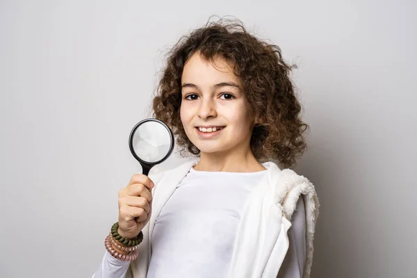 Liten Kaukasiska Flicka Tio Gammal Med Lockigt Hår Framsidan Porträtt — Stockfoto