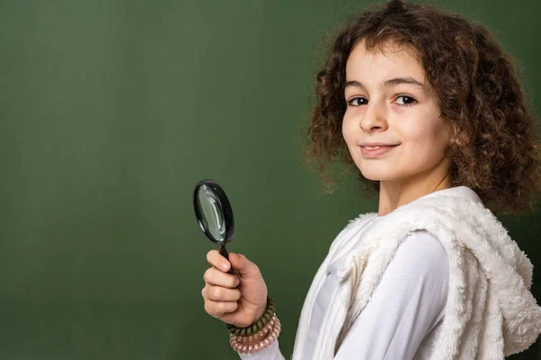 Liten Kaukasiska Flicka Tio Med Lockigt Hår Framsidan Porträtt Närbild — Stockfoto