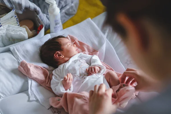 Mujer Desconocida Madre Cuidando Bebé Niña Vistiéndose Recién Nacido Bebé — Foto de Stock