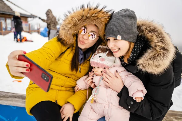 Zwei Kaukasische Frauen Und Ein Kleines Mädchen Machen Selfies Mit — Stockfoto