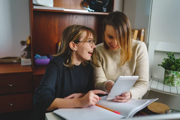 Two Women Young Caucasian Female Student Sitting Home Her Sister — Stock fotografie