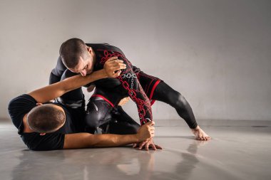 Brezilya jiu jistu bjj no-gi eğitim iki erkek sporcu sondaj tekniği veya beden eğitimi gardiyanı pozisyonu