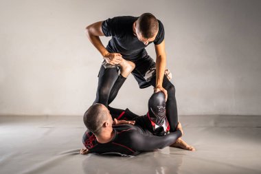 Brezilya jiu jistu bjj no-gi eğitim iki erkek sporcu delme tekniği ya da spor akademisi X gardiyanı pozisyonu