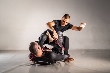 Brezilya jiu jistu bjj no-gi eğitim iki erkek sporcu delme tekniği ya da gardiyan pozisyonundan beden eğitimi akademisinde antrenman yapma