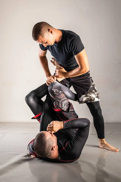 Brezilya jiu jistu bjj no-gi eğitim iki erkek sporcu delme tekniği ya da beden eğitimi gardiyanı pozisyonu tek x bacağı x