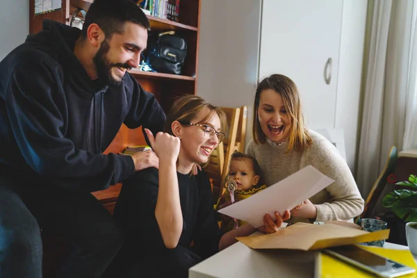 Grupo Personas Joven Mujer Caucásica Estudiante Sentada Casa Con Sus — Foto de Stock