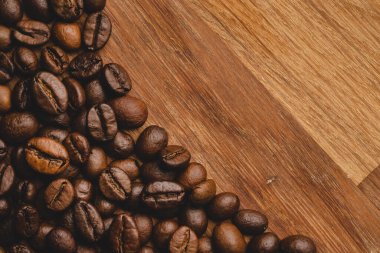 Ahşap arka planda kavrulmuş kahve çekirdekleri makro kopyalama alanını kapatın