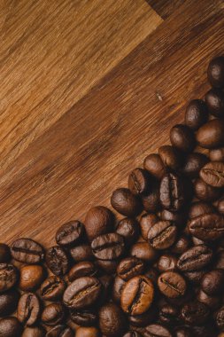 Ahşap arka planda kavrulmuş kahve çekirdekleri makro kopyalama alanını kapatın