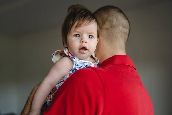 Ενηλίκων Καυκάσιος Πατέρας Φορώντας Κόκκινο Πουκάμισο Κρατώντας Μικρό Κοριτσάκι Τεσσάρων — Φωτογραφία Αρχείου
