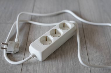 Ahşap zeminde beyaz uzatma kablosu