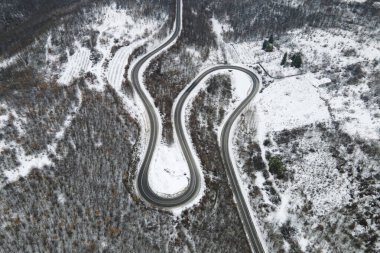 Sırbistan 'da Knjazevac yakınlarında kış günü beyaz karlı dağlarda yüksek açılı insansız hava aracı videosu, seyahat yolculuğu ve tatil konsepti