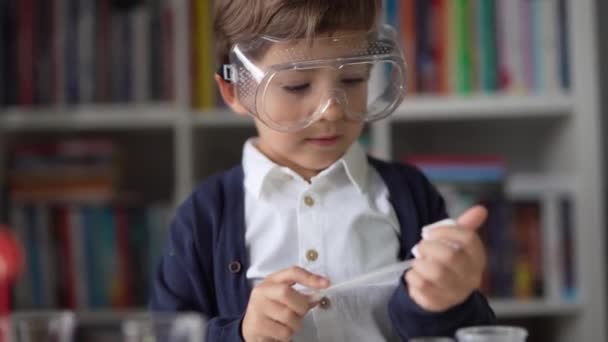 Piccolo Ragazzo Scienziato Caucasico Cinque Anni Indossa Occhiali Protettivi Seduti — Video Stock