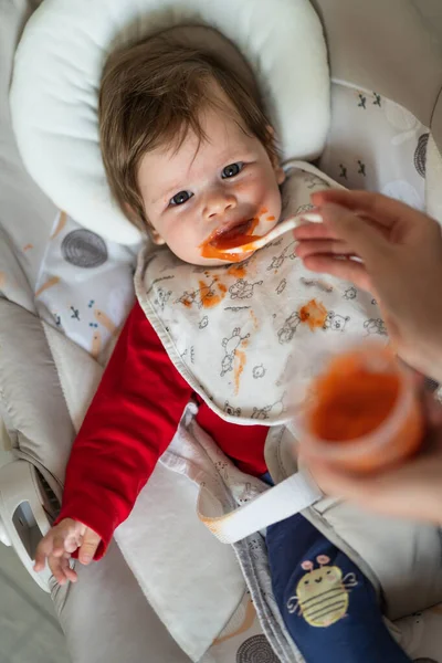 Erste Mahlzeit Probleme Konzept Kleine Kaukasische Baby Fünf Monate Alt — Stockfoto