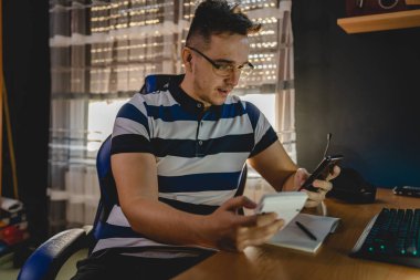 Yetişkin bir beyaz adam elinde hesap makinesiyle çıktı ve şaşırdı. Cep telefonuna bakarak şifreli döviz kurunu takip etti. Hesabını kontrol etti ve gerçek insanlara yatırım yaptı.