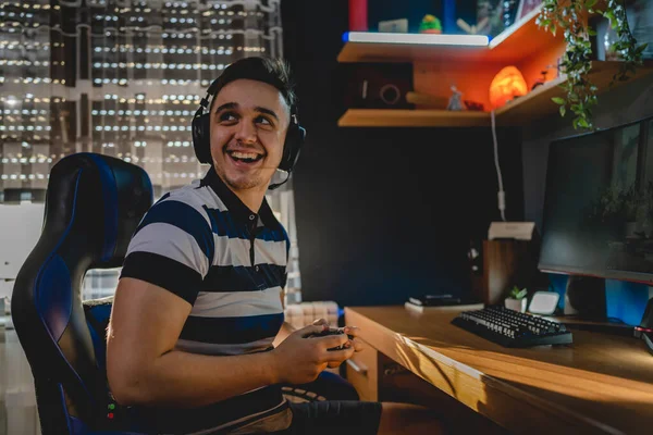 Hombre Joven Caucásico Macho Jugando Videojuegos Computadora Escritorio Casa Habitación — Foto de Stock