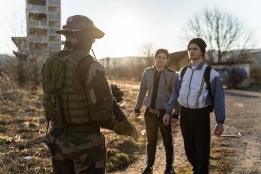 İki göçmen ya da bir grup terörist, sınır devriyesindeki askerler tarafından demiryolunda tutuluyor. İki bilinmeyen adam, yasadışı faaliyetten tutuklandıktan sonra yolda silahlı adamla karşı karşıya.