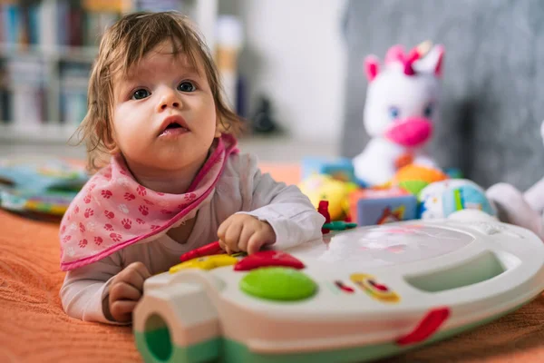 Μωρό Μικρό Καυκάσιο Κορίτσι Πέντε Μηνών Ξαπλωμένη Κοιλιά Κάτω Στην — Φωτογραφία Αρχείου