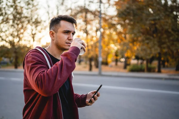 Vue Face Jeune Homme Caucasien Adulte Marchant Devant Rue Ville — Photo