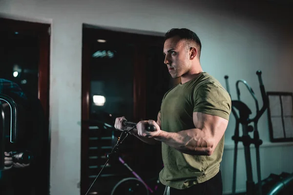 Jeden Muž Mladý Dospělý Kavkazský Muž Kulturista Školení Zbraně Biceps — Stock fotografie