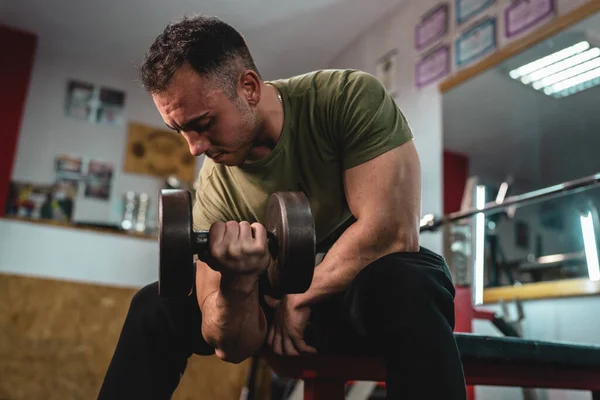 Yetişkin Beyaz Erkek Vücut Geliştiren Spor Salonunda Koyu Renk Bir — Stok fotoğraf