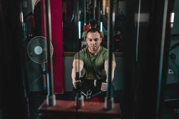 Yetişkin Beyaz Erkek Vücut Geliştirme Eğitimi Almış Bir Adam Spor — Stok fotoğraf