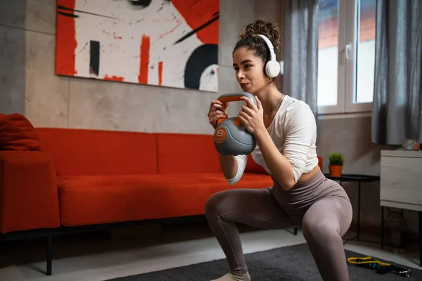 Een Vrouw Jong Volwassen Sportieve Vrouwelijke Training Haar Appartement Kamer — Stockfoto