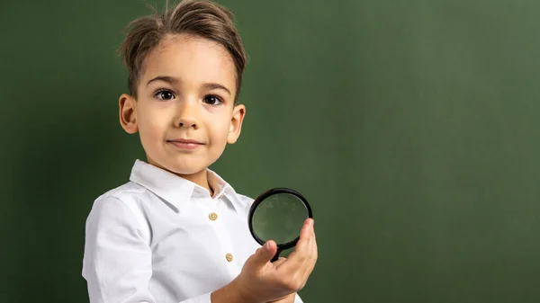 Pojke Framför Grön Bakgrund Vägg Innehav Lins Förstoringsglas Tittar Till — Stockfoto