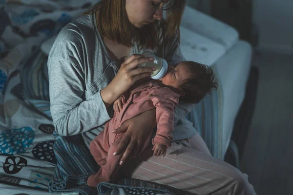 Mãe Mantém Seu Bebê Duas Mariposas Cuidando Dela Casa Mulher — Fotografia de Stock