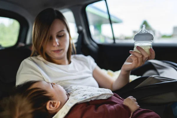 Eine Erwachsene Kaukasische Mutter Sitzt Auf Dem Rücksitz Ihres Autos — Stockfoto