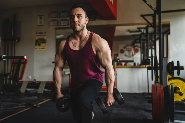 Bir Erkek Vücut Geliştirici Spor Salonunda Halterleri Kullanarak Bacak Çalıştırıyor — Stok fotoğraf