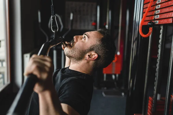 Yetişkin Beyaz Erkek Vücut Geliştirme Eğitimi Almış Bir Adam Spor — Stok fotoğraf