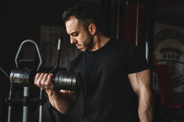 Yetişkin Beyaz Erkek Vücut Geliştiren Kollarını Çalıştıran Spor Salonunda Siyah — Stok fotoğraf