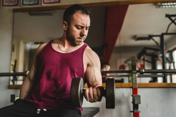 Yetişkin Beyaz Erkek Vücut Geliştiren Spor Salonunda Oturmuş Gerçek Insanların — Stok fotoğraf