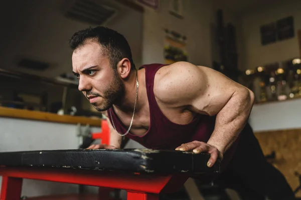 Genç Yetişkin Bir Vücut Geliştirici Spor Salonunda Egzersiz Yapıyor — Stok fotoğraf