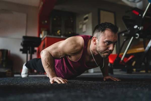 Hombre Joven Culturista Adulto Haciendo Flexiones Entrenamiento Ejercicio Vista Lateral — Foto de Stock