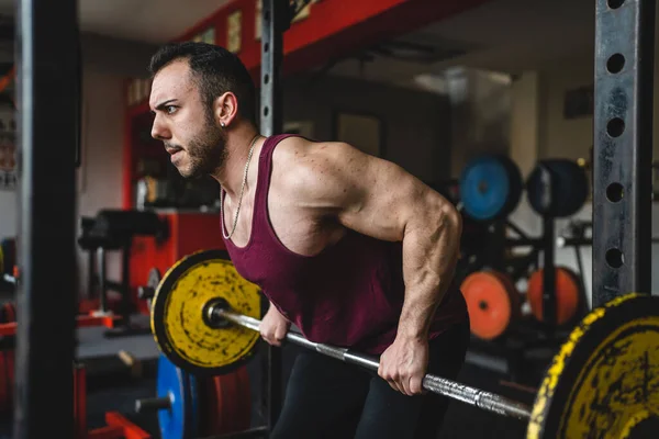 Spor Salonunda Halter Plaka Ile Ağırlık Kaldıran Yetişkin Bir Erkek — Stok fotoğraf