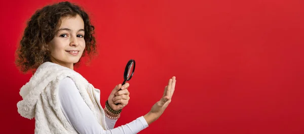 Une Petite Fille Caucasienne Dix Ans Avec Des Cheveux Bouclés — Photo