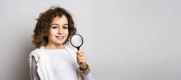 Une Petite Fille Caucasienne Dix Ans Avec Des Cheveux Bouclés — Photo