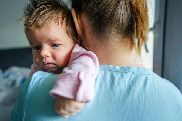 Pequeño Bebé Recién Nacido Manos Madre Casa Creciendo Concepto Maternidad —  Fotos de Stock