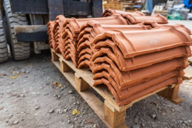 Depo çatal kaldırıcısı için forklift yükleyicisi çalışmaya hazır inşaat malzemesi çatı kiremitleri taşı