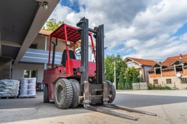 Depo çatal kaldırıcısı için forklift yükleyicisi çalışmaya hazır