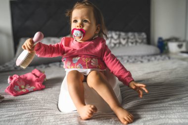 Kafkasyalı küçük bir kız çocuğu 10 aydır evde çocukların tuvaletinde oturuyor.