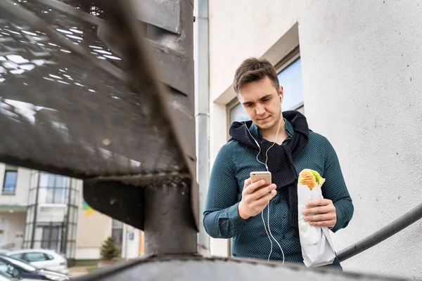 Homme Jeune Homme Caucasien Adulte Utilisant Téléphone Mobile Pour Écouter — Photo