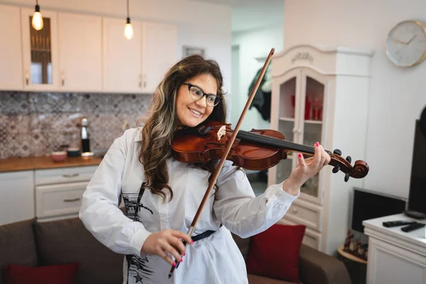 家庭でバイオリンを学びながら 幸せな笑顔の大人の白人女性の一人の女性フロントビューの肖像音楽を再生し コンセプトを練習するために人々はスペースをコピー — ストック写真