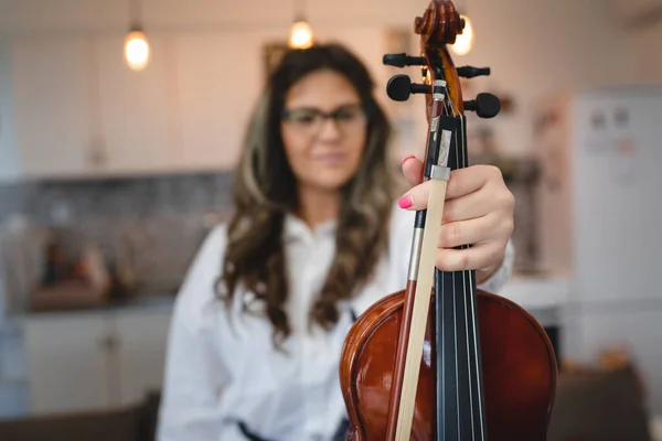 一人の女性フロントビューポートレートの大人のカメラ音楽演奏と練習のコンセプトを探して家でバイオリンを保持しているアジアの女性のコピースペースフォーカスのバイオリン — ストック写真