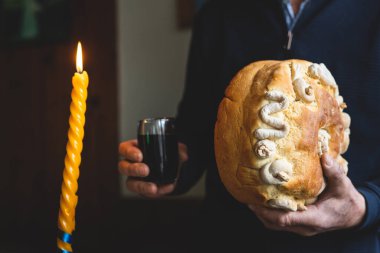 Aile babası, kutsal bir kutlama düzenledi. Geleneksel olarak Ortodoks bayram azizlerinin Hıristiyan dini için hazırlanmış ev yapımı Slav keki elinde şaraplı bir adam.
