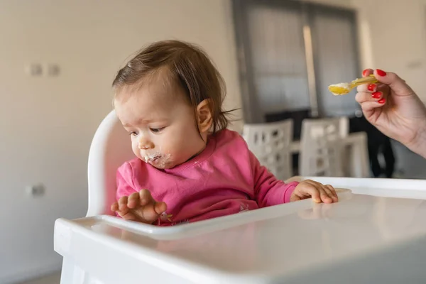 Ein Kleines Kaukasisches Mädchen Sitzt Hochstuhl Und Weigert Sich Essen — Stockfoto