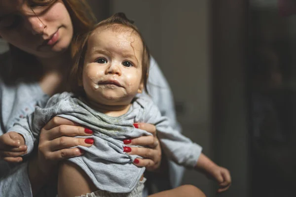 Madre Desconocida Sosteniendo Bebé Pequeña Niña Caucásica Desagradable Con Comida —  Fotos de Stock