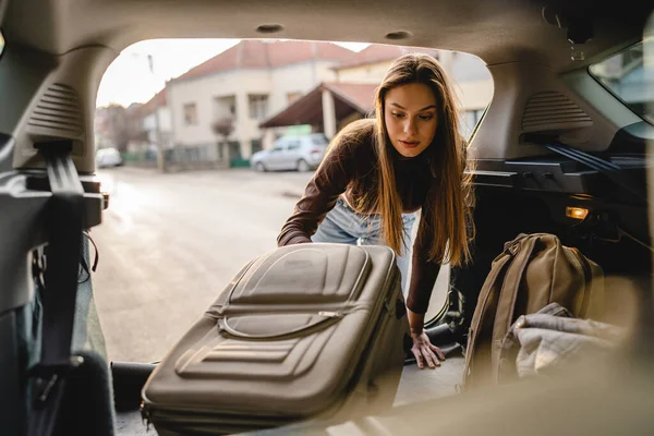 Una Giovane Bella Donna Studente Concetto Viaggio Femminile Prendere Bagagli — Foto Stock